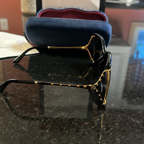 GUCCI SUNGLASSES BLACK GOLD GG0592SK 001 - Picture 6 of 7